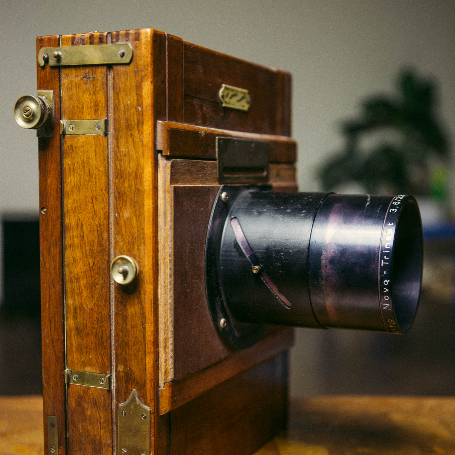 Trinast lens